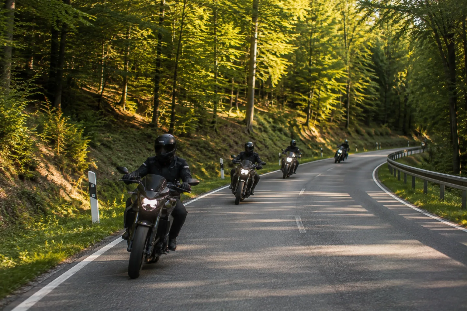 Zwei Motorräder an einem Aussichtspunkt im Alpenvorland mit See und Bergen